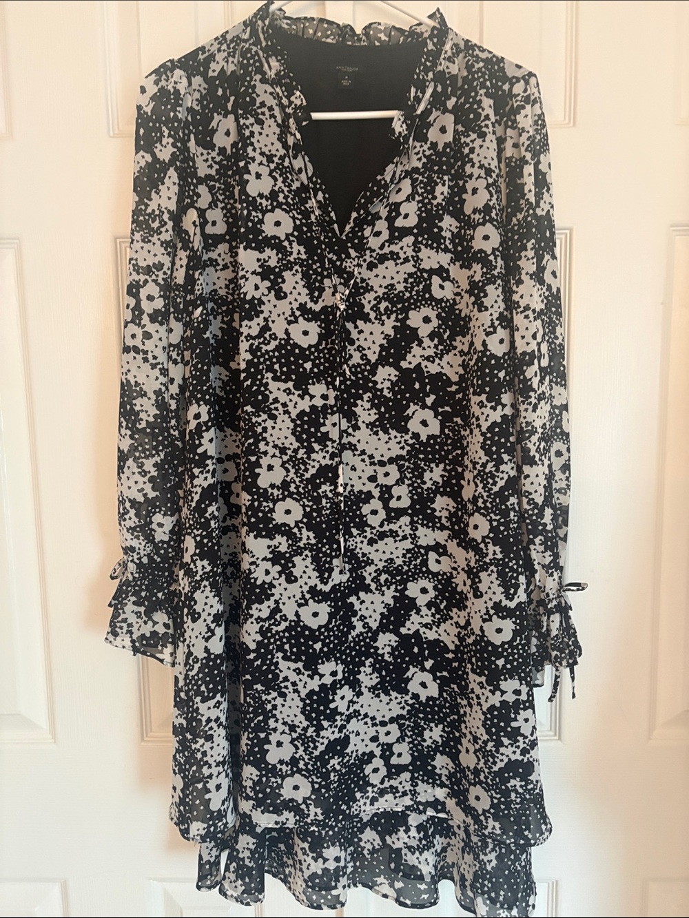 Ann Taylor Black and White Floral Long Sleeve Shift Dress